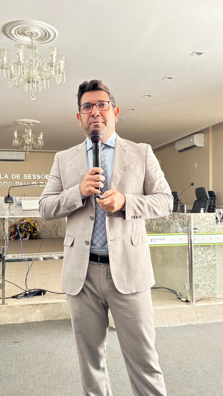 Paulo Verçosa palestrando no TRT-7ª Região